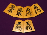 丸八碁盤店/秀峰作蜀紅島黄楊赤系柾目彫り/桐平箱付未使用品(K627)